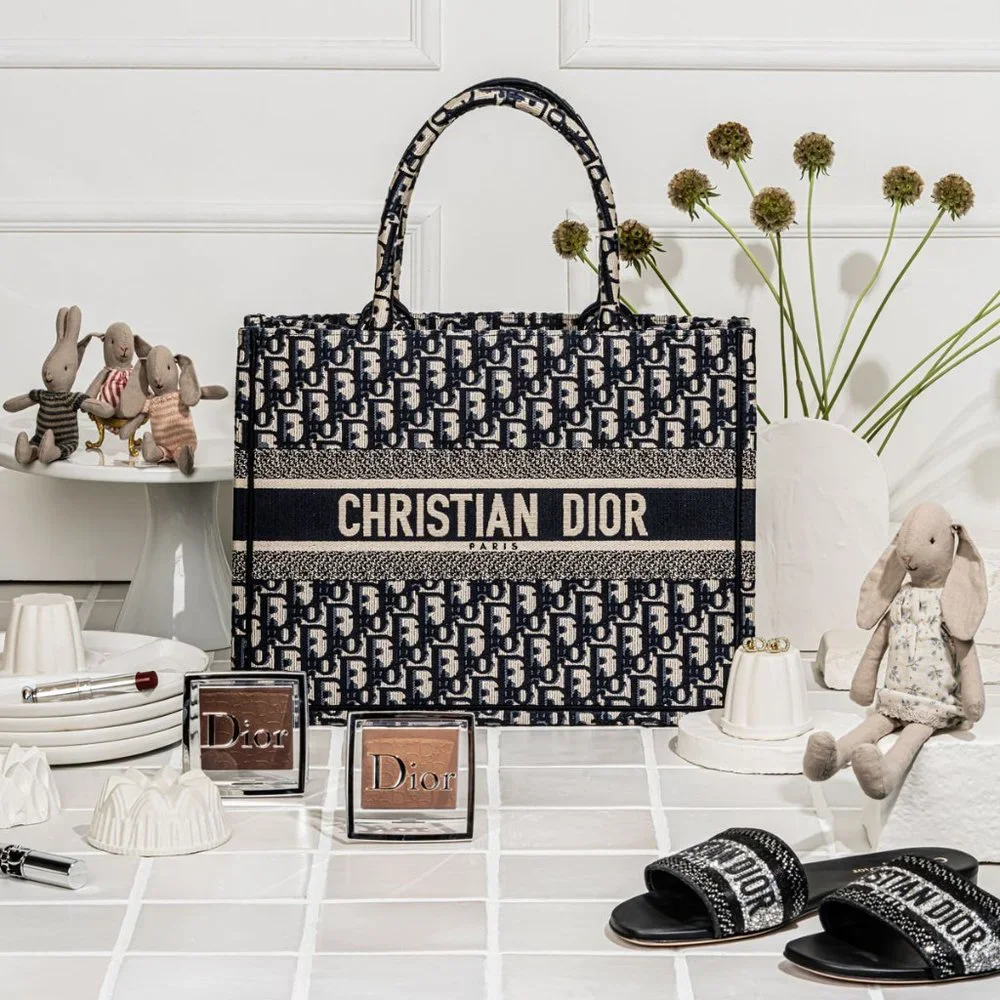 99% NEW BOOKTOTE, DIOR MEDIUM SIZE PICTURE UPDATED - Picture 4 of 9